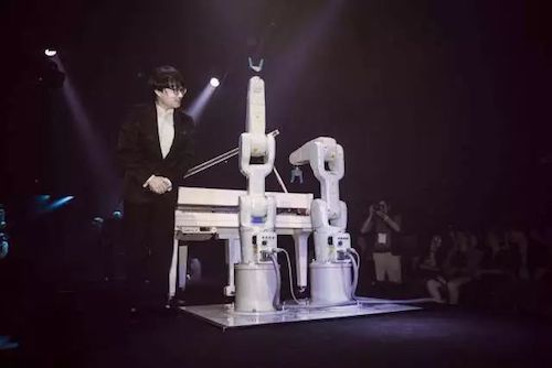 尊龙凯时艺术家宋思衡携手机器人奏响“科技之音”